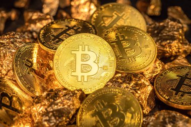 Bitcoins ve altın parçaları yakın plan. Bitcoin altına karşı, hangisi daha çekici??
