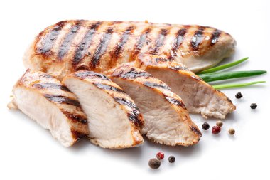 Beyaz arka planda otlu ızgara tavuk filetosu..