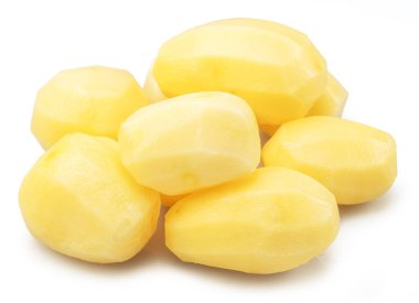 Soyulmuş patates çubukları beyaz arkaplanda izole edilmiş..