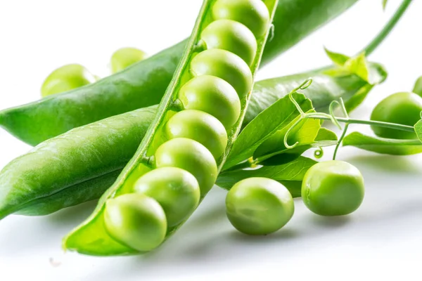 白い背景に隔離されたポッドに完璧な緑のエンドウ豆 — ストック写真