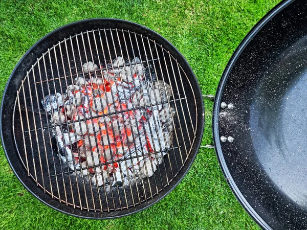 Empty Grill Grate Hot Pieces Coals Top View — Stockfoto