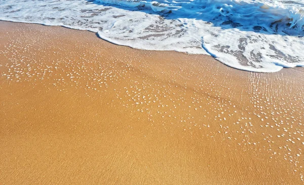 Havsskum Som Täcker Vacker Sandstrand Närbild — Stockfoto