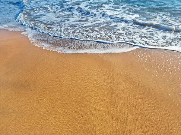 Ozeanschaum Bedeckt Den Schönen Sandstrand Nahaufnahme — Stockfoto