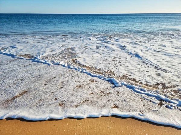 Океанічна Піна Покриває Красивий Піщаний Пляж Крупним Планом — стокове фото