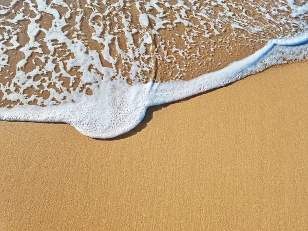 Güzel Kumlu Plajı Kaplayan Okyanus Köpüğü Üst Görünüm — Stok fotoğraf