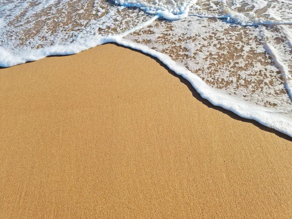 Güzel Kumlu Plajı Kaplayan Okyanus Köpüğü Üst Görünüm — Stok fotoğraf