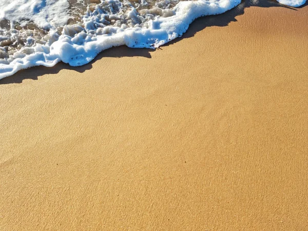 Oceánská Pěna Pokrývající Krásnou Písečnou Pláž Closeup — Stock fotografie