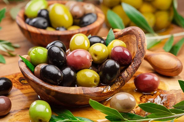 Kalamata Olive Verdi Nere Nella Ciotola Legno Contesto Alimentare — Foto Stock