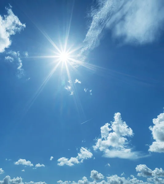 Белые Облака Блестящем Солнечном Небе Природа — стоковое фото