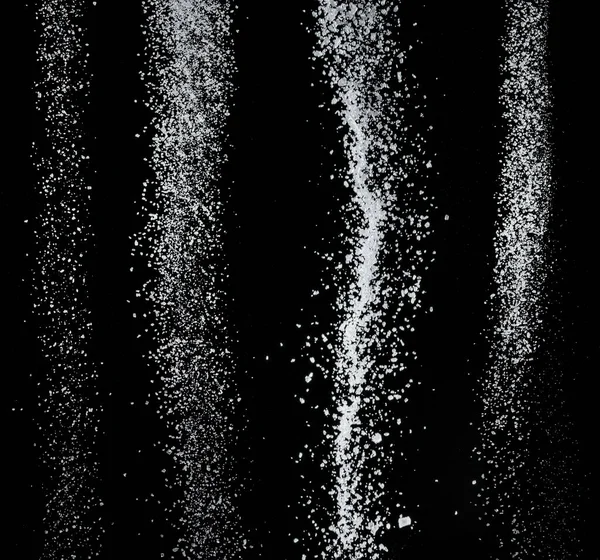 Кристаллы Белого Рафинированного Сахара Падают Черном Фоне — стоковое фото