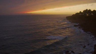 Portekiz, Cascais, Marinha 'daki Atlantik Okyanusu' nda güzel bir akşam batımı. Hava görünümü.