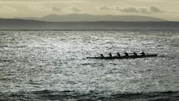 Duas Canoas Com Silhuetas Kayakers Navegam Lentamente Longo Costa Oceânica — Vídeo de Stock