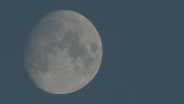 Unvollständiger Blauer Mond Bewegt Sich Langsam Durch Den Blauen Himmel — Stockvideo