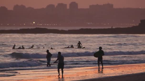 Silhuetas Pessoas Caminhando Praia Areia Surfistas Pôr Sol Costa Atlântica — Vídeo de Stock