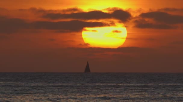 Όμορφο Ηλιοβασίλεμα Βράδυ Ένα Μεγάλο Ήλιο Και Ένα Ιστιοπλοϊκό Σκάφος — Αρχείο Βίντεο