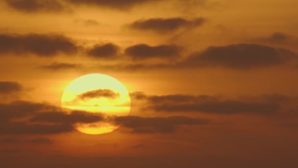 Schöner Abendsonnenuntergang Mit Großer Sonne Und Dunklen Wolken — Stockvideo