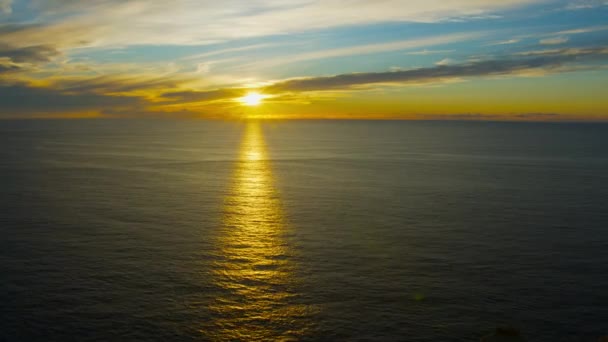 ポルトガルのカボ ロカ岬の大西洋の美しい夕日 ヨーロッパ最西端2022年9月 — ストック動画