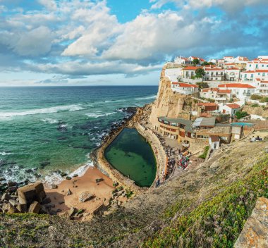 Atlantik Okyanusu kıyısındaki Azenhas do Mar 'ın muhteşem manzarası. Sintra, Portekiz Belediyesi..