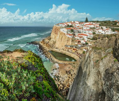 Atlantik Okyanusu kıyısındaki Azenhas do Mar 'ın muhteşem manzarası. Sintra, Portekiz Belediyesi..