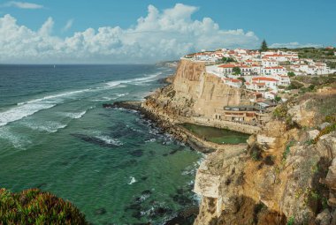 Atlantik Okyanusu kıyısındaki Azenhas do Mar 'ın muhteşem manzarası. Sintra, Portekiz Belediyesi..