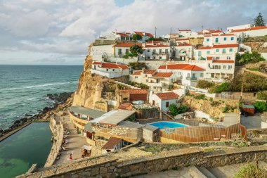 Atlantik Okyanusu kıyısındaki Azenhas do Mar 'ın muhteşem manzarası. Sintra, Portekiz Belediyesi..