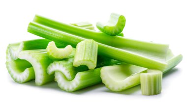 Beyaz zemin üzerinde izole edilmiş kereviz kaburga yığını.