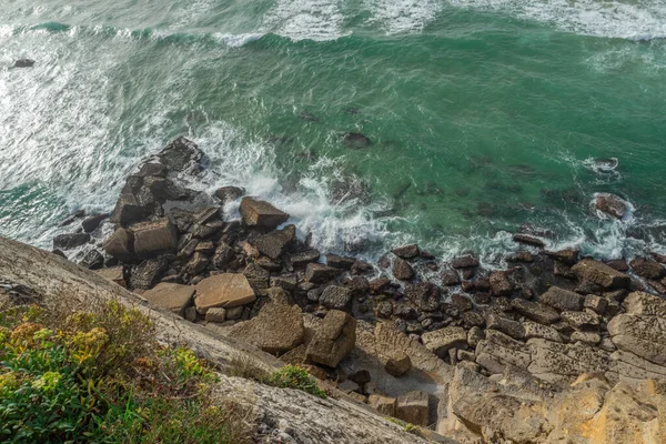 Óceánhullámok Közelednek Sziklás Parthoz Felülnézet — Stock Fotó