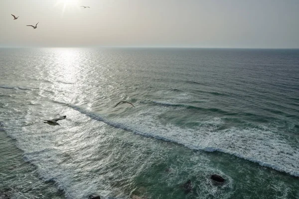 Csillogó Óceáni Hullámok Közelednek Partvonalhoz Gyönyörű Természet Háttér — Stock Fotó