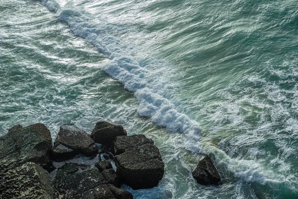 Ondas Oceánicas Acercándose Costa Rocosa Vista Superior — Foto de Stock