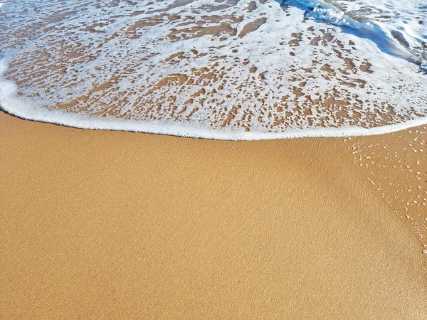 Ozeanschaum Bedeckt Den Schönen Sandstrand Nahaufnahme — Stockfoto