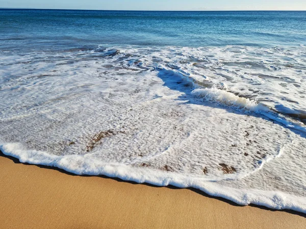 Океанічна Піна Покриває Красивий Піщаний Пляж Крупним Планом — стокове фото