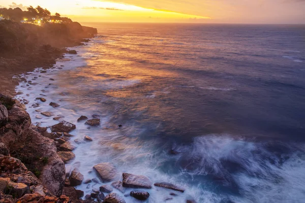 Pôr Sol Colorido Vermelho Céu Dramático Vívido Costa Rochosa Oceano — Fotografia de Stock