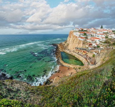 Atlantik Okyanusu kıyısındaki Azenhas do Mar 'ın muhteşem manzarası. Sintra, Portekiz Belediyesi..