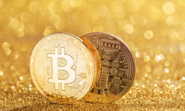 Altın bitcoin sikkeler yanan altın arka planda. Dijital paranın kavramsal resmi.