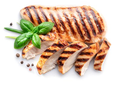 Beyaz arka planda otlu ızgara tavuk filetosu..