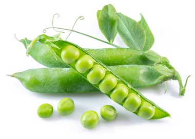 Beyaz arkaplanda izole edilmiş mükemmel yeşil bezelyeler.