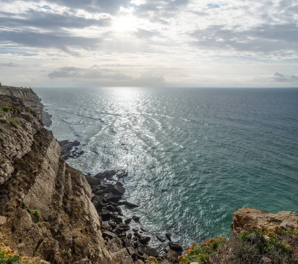 Skalnaté Pobřeží Oceán Slunce Září Mezerami Mracích Krásné Přírodní Pozadí — Stock fotografie