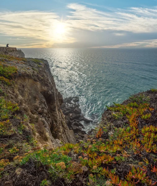 Skalnaté Pobřeží Oceán Slunce Září Mezerami Mracích Krásné Přírodní Pozadí — Stock fotografie