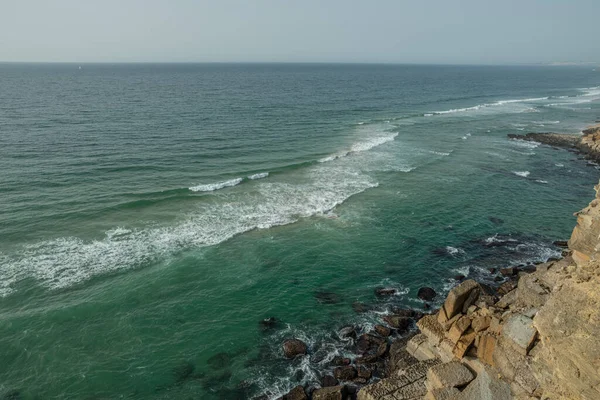 Oceánské Vlny Blíží Skalnatému Břehu Horní Pohled Krásné Přírodní Pozadí — Stock fotografie