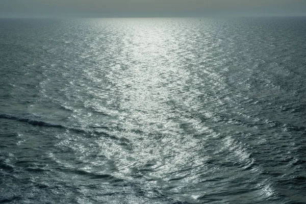 在大西洋上闪闪发光的波纹景象 — 图库照片