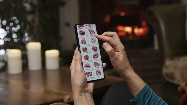 Zamawianie Jedzenia Pomocą Smartfona Domu Kobieta Wybiera Mięso Ryby Sklepie — Zdjęcie stockowe
