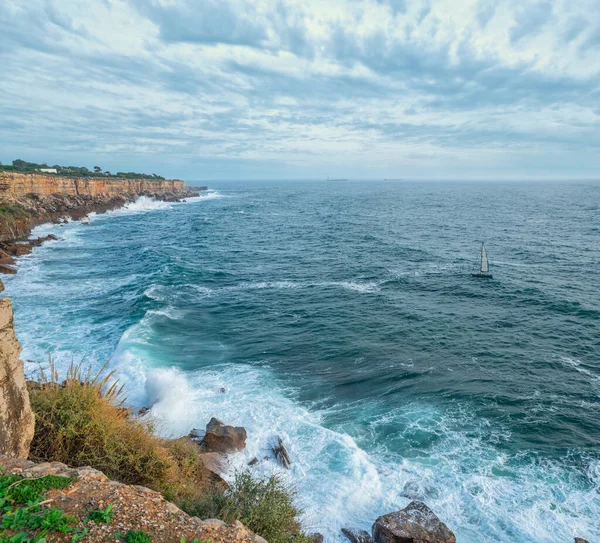 Schöner Bewölkter Himmel Und Schäumende Wellen Nähern Sich Dem Felsigen — Stockfoto