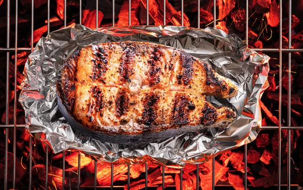 烤鲑鱼牛排 烤在烤好的火炭上 顶部视图 — 图库照片