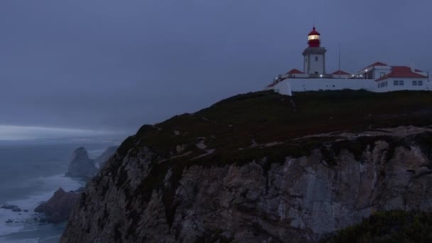 ポルトガルのカボ ロカ岬の大西洋にあるファロル灯台の美しい暗い夜のパノラマ ヨーロッパ最西端2022年9月 — ストック動画