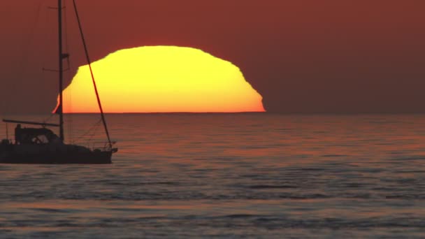 Vacker Kväll Solnedgång Med Stor Sol Och Segelbåt Atlanten Portugals — Stockvideo