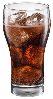 Beyaz arka planda izole edilmiş buzlu bir bardak kola. Dosya kırpma yolu içeriyor.