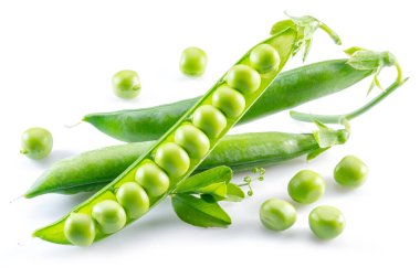 Beyaz arkaplanda izole edilmiş mükemmel yeşil bezelyeler.