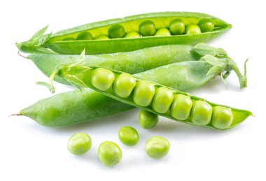 Beyaz arkaplanda izole edilmiş mükemmel yeşil bezelyeler.