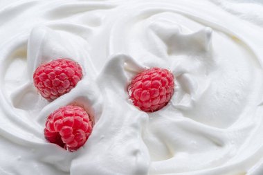 Yoğurtta ya da kremada taze ahududu. Üst görünüm.