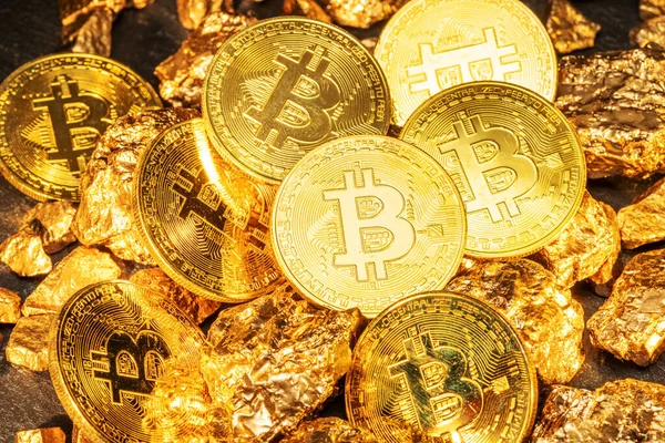 Bitcoiny Kawałki Złota Zbliżenie Bitcoin Złotem Jest Bardziej Atrakcyjne Aktywa — Zdjęcie stockowe